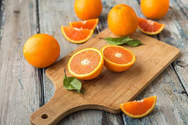 C vitamini açısından oldukça zengin olan portakalda aynı zamanda folik asitte bulunur. Portakalın, hücre hasarını engelleme, kansere neden olan serbest radikaller ile savaşma, bağışıklık sistemini destekleme mikroorganizmalara karşı koruma gibi yararları bulunuyor.
