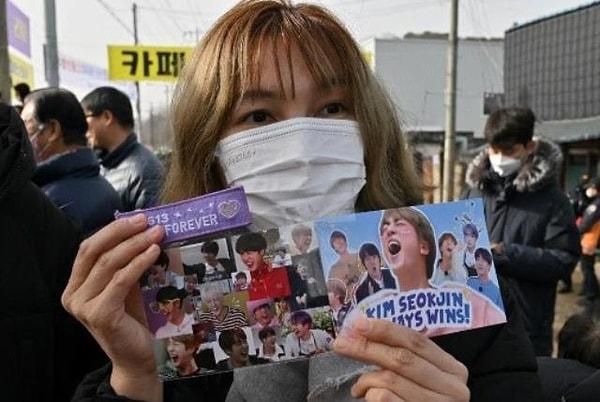 BTS hayranları Jin'in askeri eğitim alacağı Yeoncheon bölgesine akın etti. Herkes birliğin önüne adeta dağ gibi yığılarak ünlü şarkıcıya desteklerini sundu.