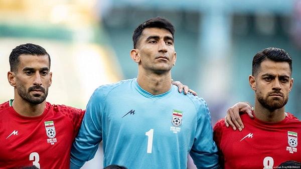 2022 FIFA Dünya Kupası'nda İran milli takımı oyuncuları da grup maçlarında milli marşı söylemeyerek rejimi protesto etmişti.