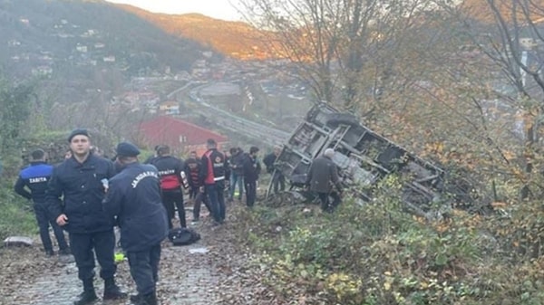 Yaralılar, ambulanslarla çevredeki hastanelere kaldırıldı