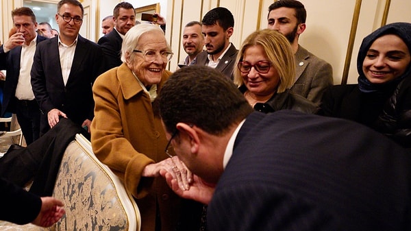 İmamoğlu, 102 yaşındaki siyaset bilimci Nermin Abadan Unat'ı makamında ağırladı