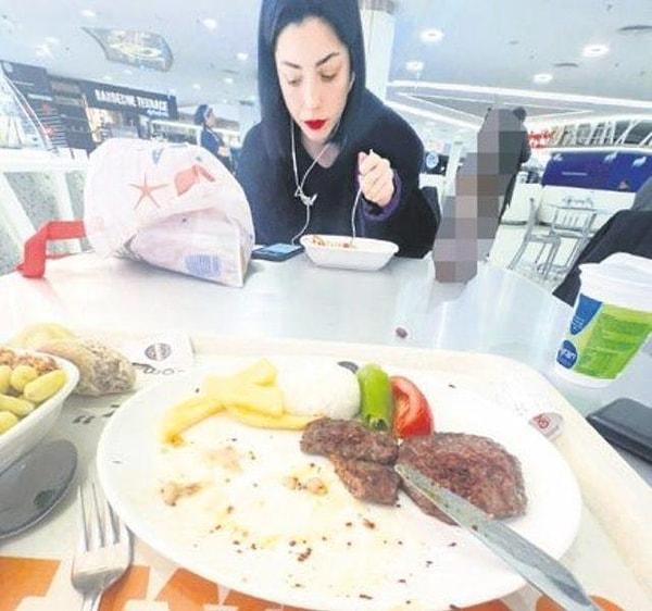 Takvim'in haberine göre Merve Boluğur, AVM'de gezinirken hiç tanımadığı bir erkeğin masasına oturarak yemek yemeye başladı...