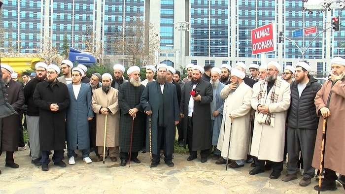 Tarikatçılar İstismar Davasındaki Gözaltılar Sonrası Adliye Önünde Toplandı