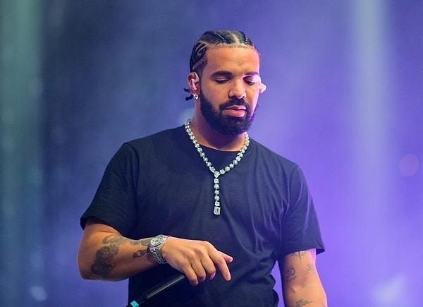 Özel hayatıyla olduğu kadar tarzıyla da dikkat çeken Drake bu sefer geçtiğimiz günlerde taktığı bir kolye ile gündemde!