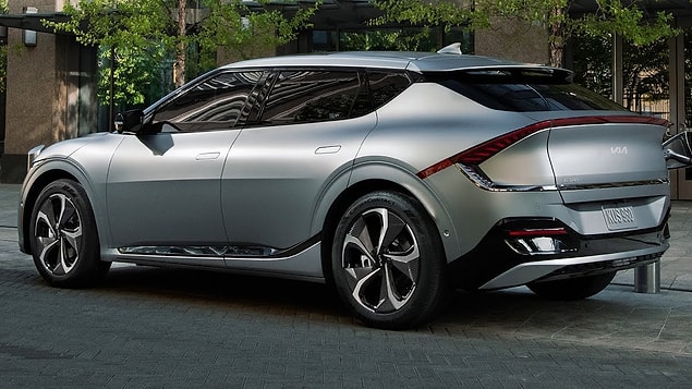 KIA EV6, üst paketinde 4 çeker özelliğini de barındırıyor. KIA EV6, üst paketinde 4 çeker özelliğini de barındırıyor.