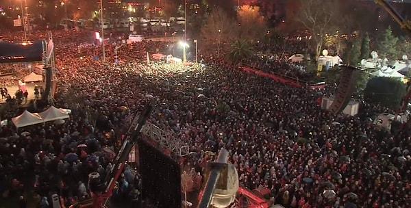 Bugün Saraçhane'yi vatandaşlar akın akın gelerek doldururken, Altılı Masa'nın liderleri de sahaya indi. İmamoğlu'nun ardından CHP lideri Kemal Kılıçdaroğlu kürsüye çıkarak halka hitap etti.