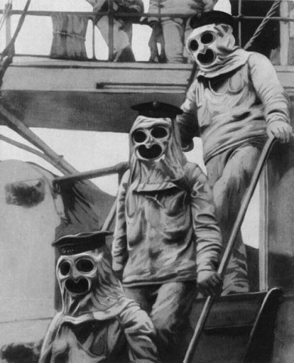 10. Австро-венгерские моряки в защитном снаряжении, предназначенном для защиты владельца от кратковременного воздействия пламени и высокой температуры, 1916 год