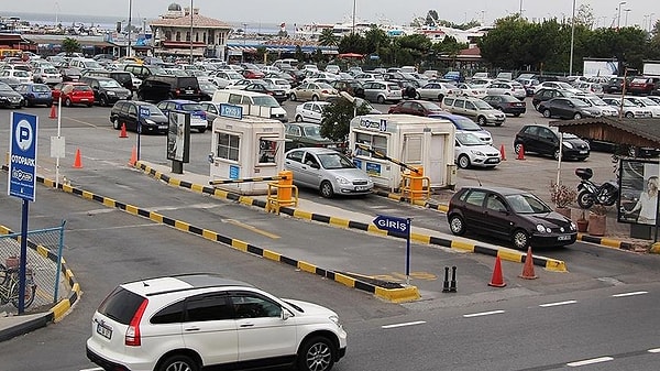 Bu zamla birlikte kapalı katlı otoparklar ve açık otoparklarda, 1 saate kadar olan ücret 17,50 liradan 28 liraya yükseltildi.