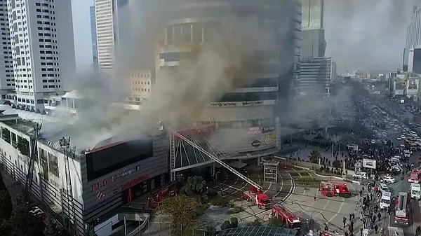 Gündüz saatlerinde çıkan yangına kısa sürede müdahale edildi. Bölgeye çok sayıda ekip sevk edildi.