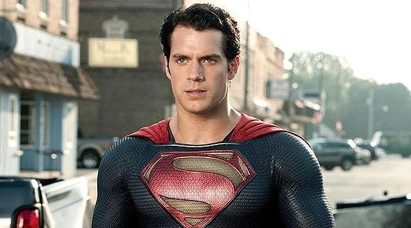 James Gunn ve Peter Safran, yeni Superman filminde kahramanın gençlik yılları çekileceği için böyle bir karar aldıklarını söylemişti.