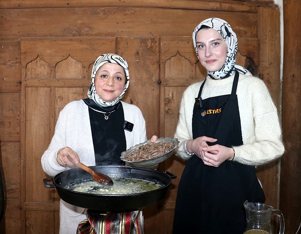 MasterChef'te tescilli pilavın yanlış tarif edilmesine tepki gösteren Divriğili kadınlar, Divriği pilavını aslına uygun olarak hazırlayıp yaklaşık bin yıllık tarifini anlattı. Konak İşletme Müdürü Hülya Öz, Divriği pilavının coğrafi işaret tescilli bir pilav olduğunu belirterek, bu tarz yarışmalarda yapılmadan önce tarifinin aslına uygun bir şekilde araştırılıp doğru yapılmasını istediklerini belirtti.