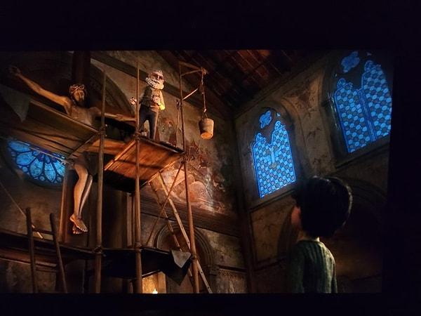 13. Guillermo Del Torro's Pinocchio (2022) filmindeki kilisenin camında şeytan Baphomet'in kafasını görebilirsiniz!