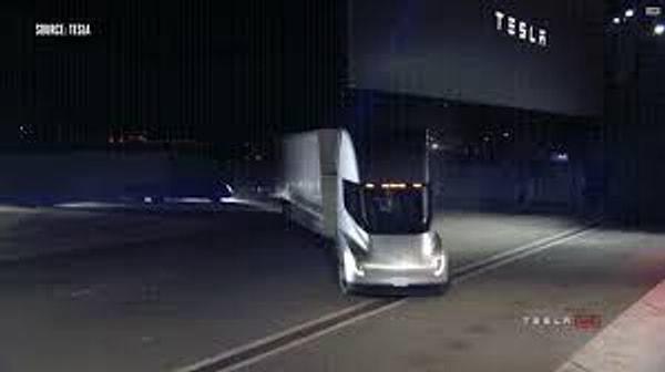 Tesla Semi, %5 eğimli yolda saatte 105 km/s hızla yol alabiliyor.