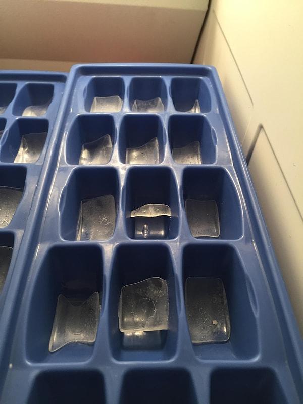 9. "Ev arkadaşım buz kalıbını bu şekilde dolduruyor."