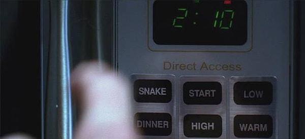1. Snakes on a Plane (2006) filmindeki mikrodalga fırının üzerinde 'snake' yani 'yılan' pişirme modu da var!
