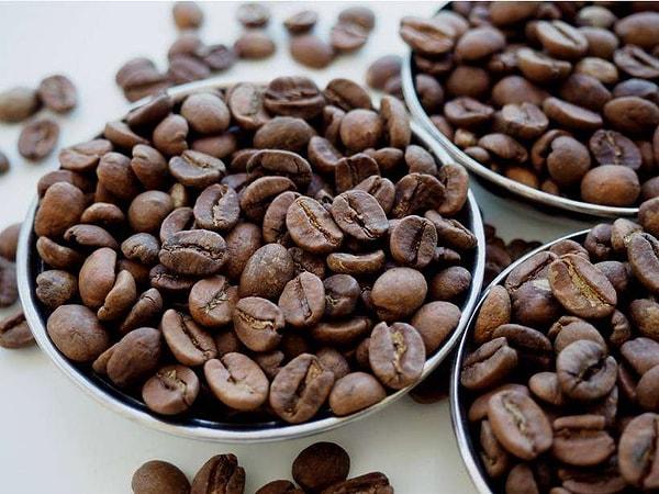 Türk kahvesi demlemek için 9 gram çekirdek alınır ve kahvenin yapılacağı an öğütülür. Taze öğütmek kahvenin kokusu ve lezzeti için çok önemli bir püf noktadır.