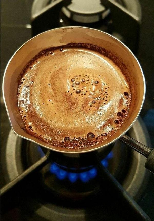 Kahvenin daha köpüklü olması için cezveyi ateşi kesmeden, ocak üzerinde kaşıksız ve dairesel hareketlerle sallayarak karıştırın.