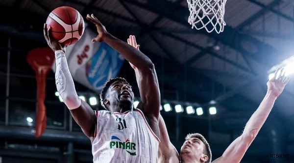 Pınar Karşıyaka ise ligdeki son maçında evinde Petkim Spor'u konuk etti. Ev sahibi İzmir temsilcisi, maçtan 96-75'lik skorla galip ayrıldı.