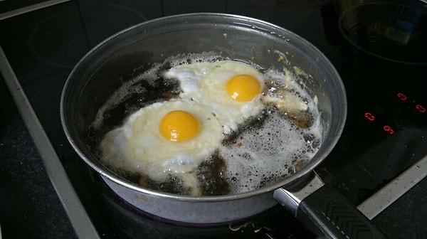 Günde 2 yumurta yerseniz, vücudun beslenmesinde önemli bir rol oynayan ve eksikliği durumunda unutkanlığa neden olan kolin adı verilen maddeden yeteri kadar almış olursunuz.