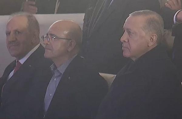 2007-2018 yılları arasında AK Parti hükümetlerinde ekonomiyle ilgili bakanlık görevlerinde bulunan Mehmet Şimşek, törende Erdoğan’la yan yana oturdu.