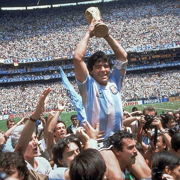 Bu hayranlıklarının kökenine inecek olursak ülkede ilk kez renkli televizyonların yayınladığı 1986 Dünya Kupası'nda Maradona'dan etkilenen milyonlar Arjantin tarafına yöneliyor.