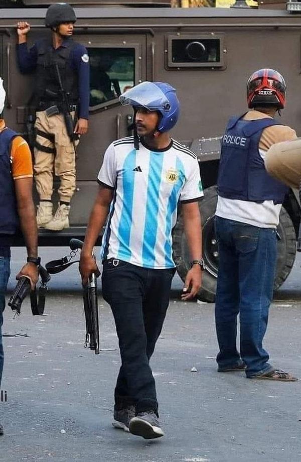 Hatta polisler bile Arjantin forması giyerek görev yapıyor dersek hayranlığın ciddiyetini daha çok anlamış oluruz sanırım.