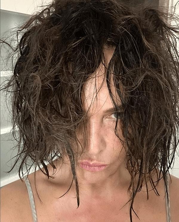 9. Islak saçları ile fotoğrafını paylaşan Hülya Avşar takipçilerinin ilan-ı aşklarını dinledi.