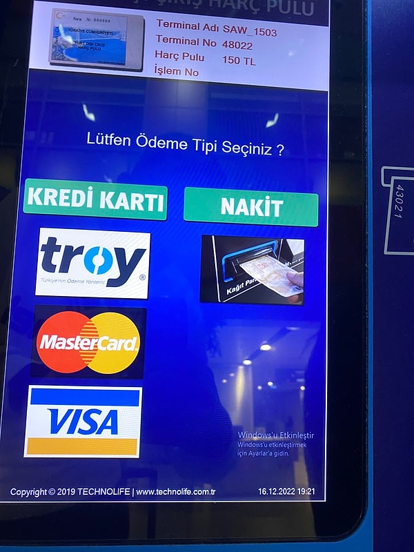 Paylaşılan görsellerde pulların satışı için konulan cihazlarda lisansız Windows yazılım kullanıldığı ve bu yüzden bir uyarı yazısının yer aldığı görülüyor.