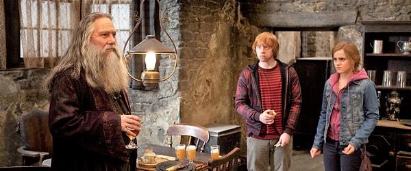 3. Profesör Dumbledore'un kardeşi Aberforth Dumbledore'u hatırlarsınız, onun da kesilen ilginç bir sahnesi var.
