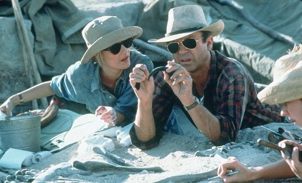 8. Kült 'Jurassic Park' filminde, Dr. Grant ve Dr. Sattler için romantik sahneler çekilmişti fakat sonradan bunların kullanılmamasına karar verildi.