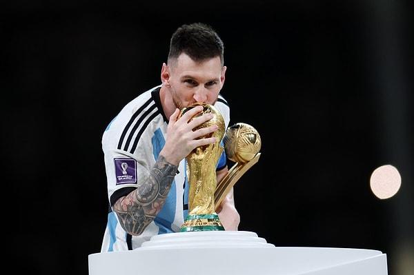 Gecenin kahramanı Lionel Messi ise kupayı öperek ödülünü aldı ve daha sonra yetkililer siyah entari giymesini istediler.