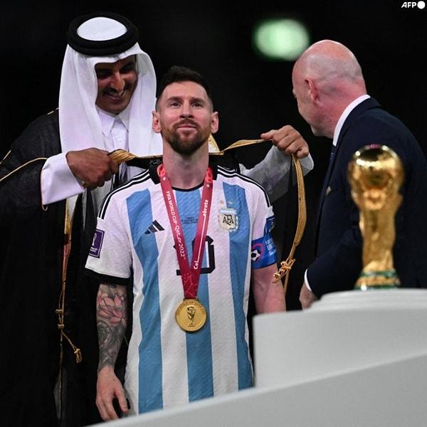 Şampiyonluk kutlamaları esnasında Messi'ye giydirilen siyah üstlük merak konusu oldu.