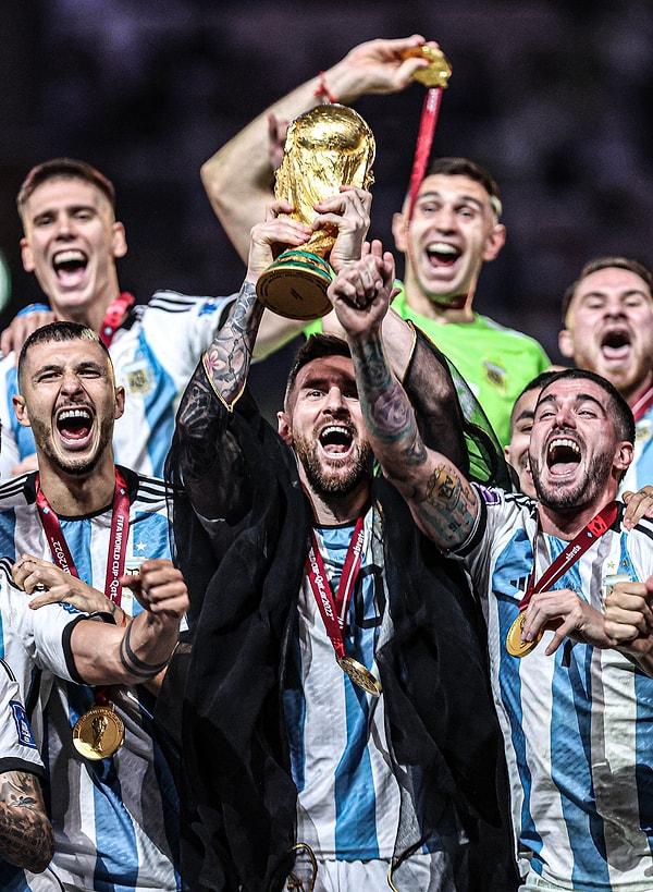2022 Dünya Kupası şampiyonu Arjantin oldu. Büyük finalde Fransa ile karşı karşıya gelen Messi ve takımı, penaltılarda yaptıkları ataklarla şampiyonluk kupasının sahibi oldu.
