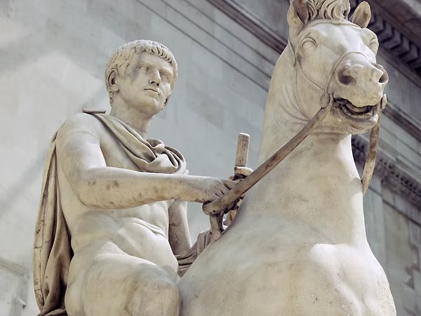 4. Roma İmparatorluğu'nun üçüncü imparatoru Caligula olarak da bilinen Augustus için atı çok önemliydi: Öyle ki atı Incitatus’u Senato’ya Konsül yaptı!