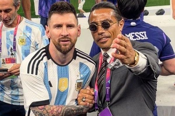 Messi ile de poz vermek isteyen Nusret'in Messi'yi darladığı görüntüler de sosyal medyada gündem oldu.