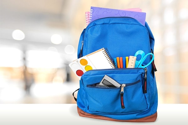 1. Okul gereçlerinin bulunduğu renkli ve afili sırt çantası.