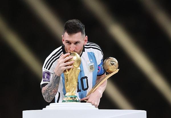 Arjantin’in şampiyon olmasında büyük pay sahibi olan Lionel Messi, turnuvanın en iyi oyuncusuna verilen altın top ödülünün sahibi oldu.