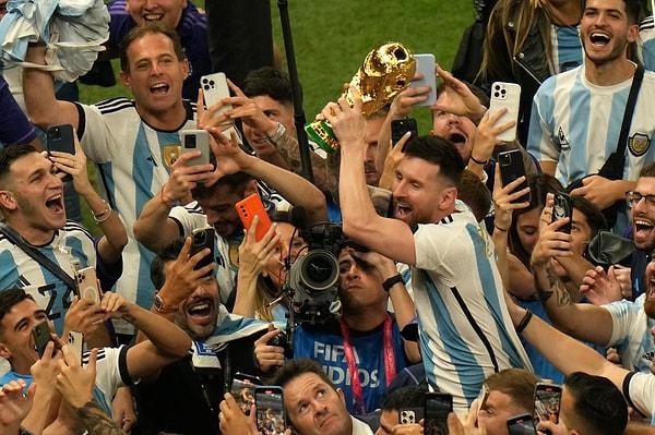 Polanco paylaşımında, "18 Aralık 2022. 34 yaşındaki Leo Messi, Dünya Kupası'nı kazanarak tüm zamanların en iyi oyuncusu olacak. 7 yıl sonra tekrar kontrol et." yazdı.