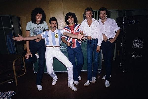 2. İngiliz grup Queen'in üyeleri 1981 yılında Güney Amerika turu sırasında Buenos Aires'te Diego Maradona ile tanıştıktan sonra: