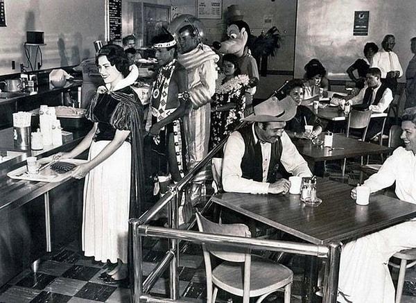 4. Disneyland çalışanlarının öğle yemeği yediği an - 1961: