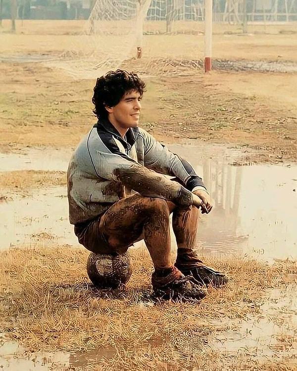 10. 1980'li yıllarda antrenmandan sonra genç Diego Maradona: