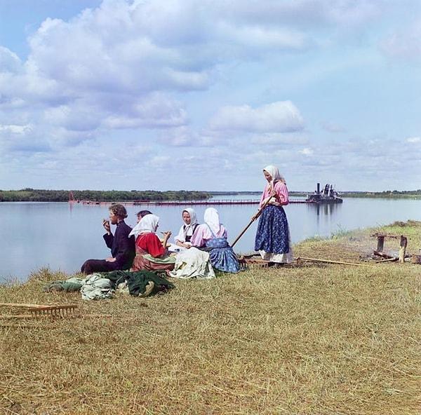 11. Rus İmparatorluğu döneminde Sheksna Nehri'nde öğle yemeği molası veren işçiler - 1912: