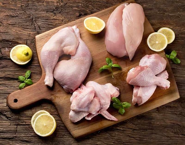 6. Tavuk etine dokunduğunuzda tavuğun yüzeyinde çamur gibi yapışkan bir salgı varsa tavuk bozulmuş demektir.