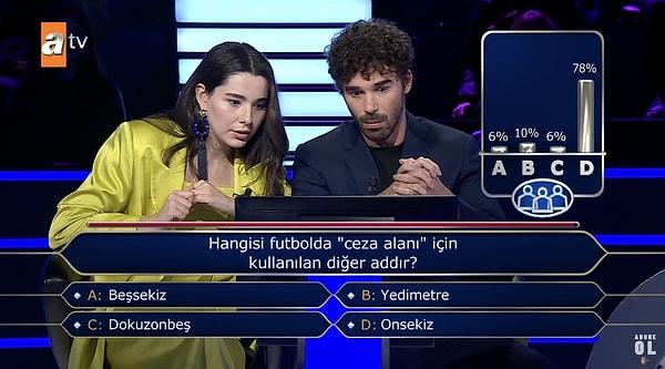 Oyuncu çift, Kenan İmirzalıoğlu'nun yönelttiği soruları birbirleriyle tartışıp değerlendirerek teker teker cevapladı.