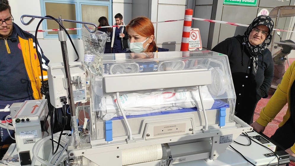 Yeni Doğan Bebeğin Göbek Bağını Taşla Kesip, Terk Ettiler: Yoğun Bakımda Yaşam Mücadelesi Veriyor