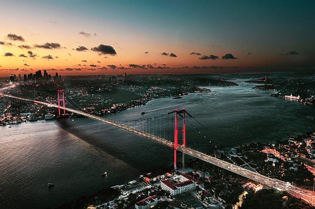 3. Ammira la vista ininterrotta a 360 gradi di Istanbul mentre sorseggi il tuo caffè