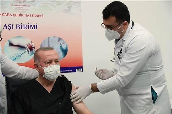 Erdoğan'a aşı yapan hekim.