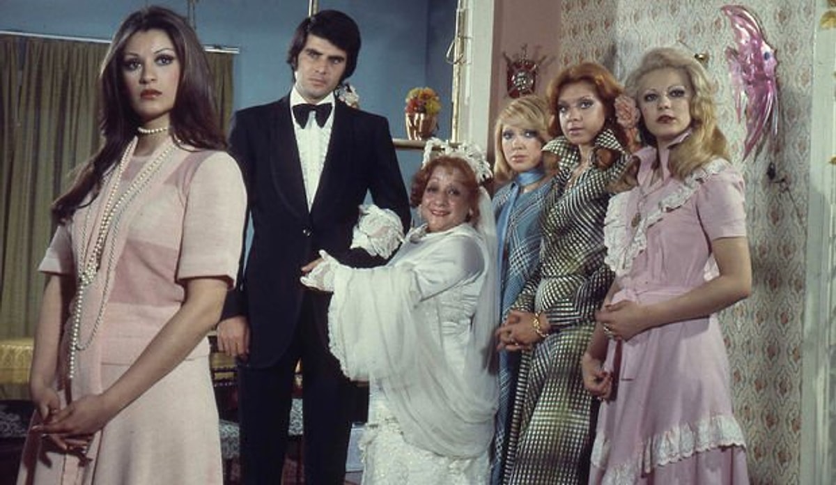 Tarık Akan ve Gülşen Bubikoğlu'nun başrollerini paylaştığı 'Ah Ne...