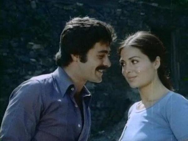 Türkan Şoray ve Kadir İnanır ikilisini bir kez daha birlikte izlediğimiz 1976 yapımı 'Devlerin Aşkı' dönemin başarılı dram ve romantik türündeki filmleri arasındaydı.