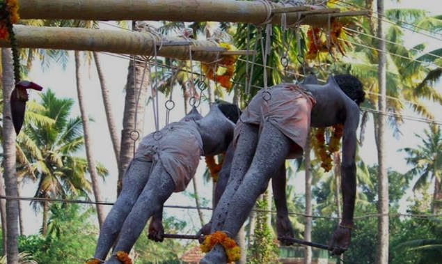 1. Lors de rituels dans les temples de Kali dans le sud de l'Inde, les gens se pendent avec des crochets sur des pieux !